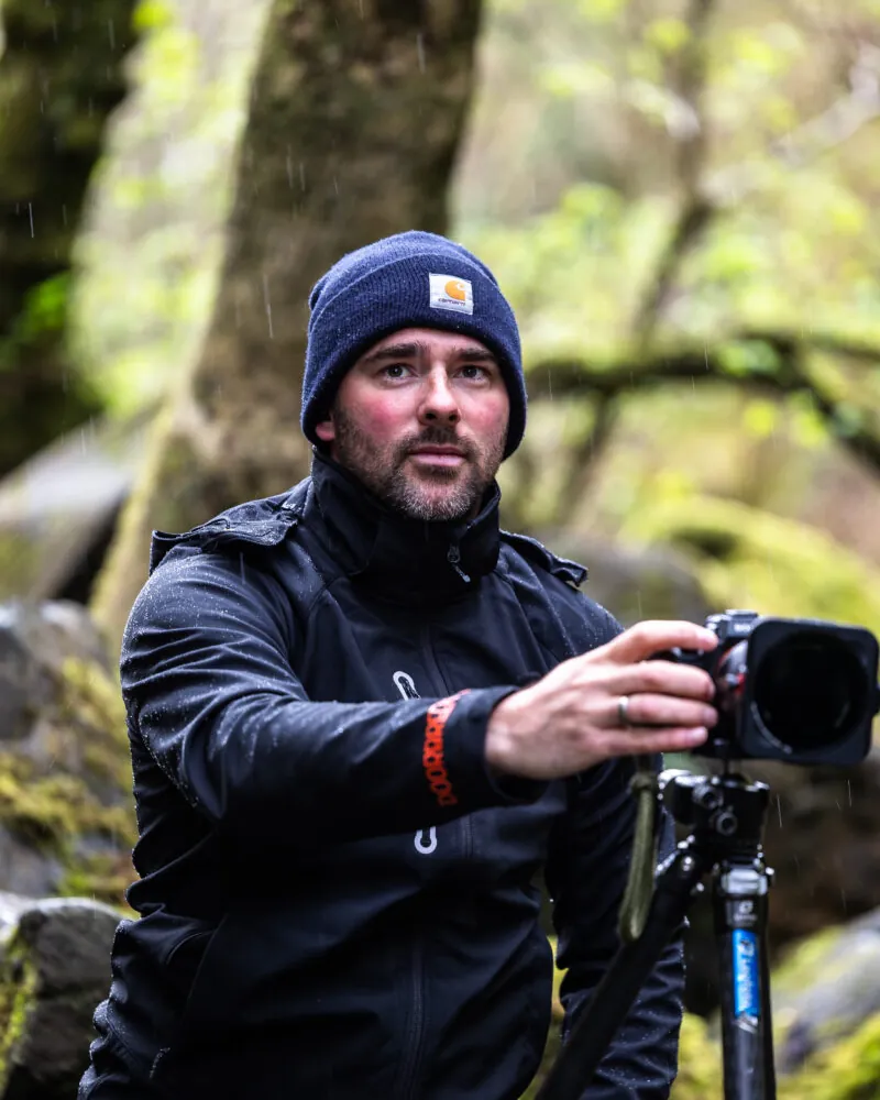 Melvin Jonker, oprichter van The PixelKids, met een spiegelreflexcamera